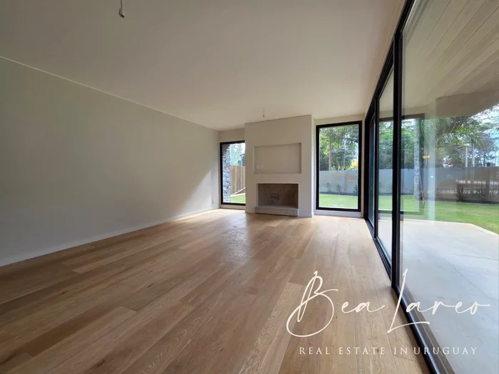 Apartamento a la venta en Carrasco con jardin
