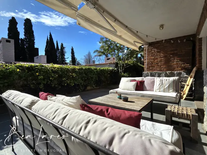 Elegante apartamento con jardin a la venta en Carrasco