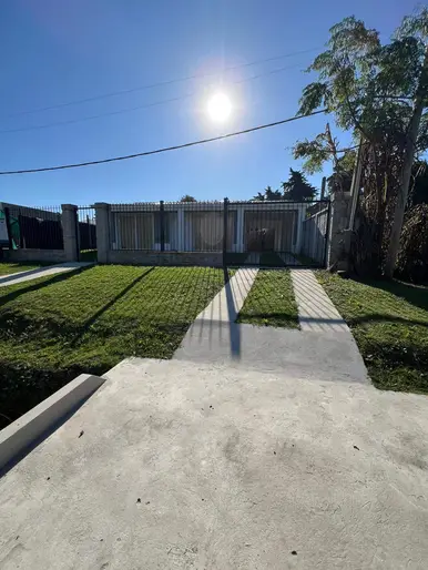 Casa en venta c/ cochera en Solymar