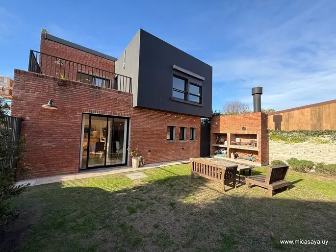 Casa en venta c/ cochera en Solymar