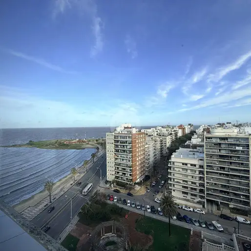 Alquiler Monoambiente en Pocitos con vista al mar frente a Plaza Gomensoro