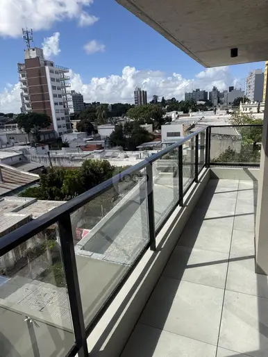 Apartamento de 1 dormitorio en piso 5, con muy buena luminosidad y terraza 6,40m