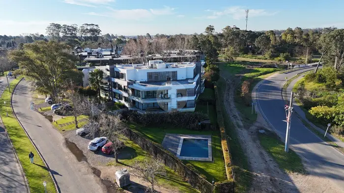 Jardines de Carrasco — 3 dormitorios, principal en suite, 157 m² construidos + Jardín propio de 172