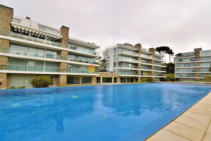3 dormitorios en suite a 150 de Playa Brava