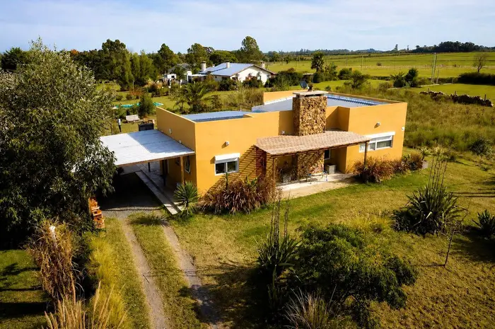 Colonia - Venta casa de 2  dormitorios y parque en excelente zona