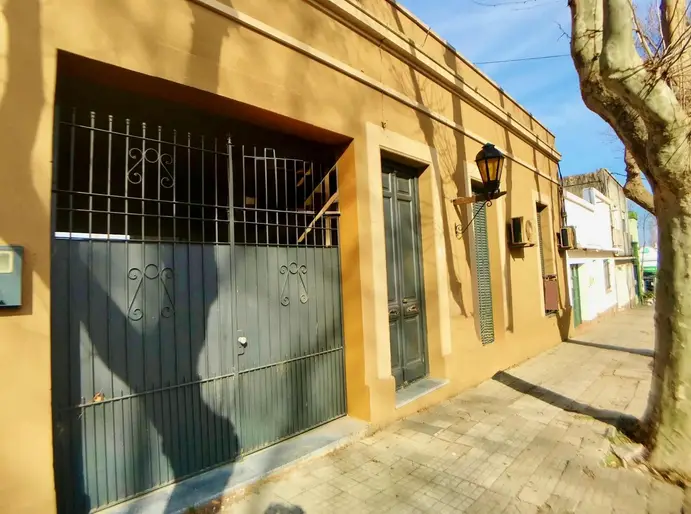 Colonia - Venta casa céntrica de 3 dormitorios, patio y cochera