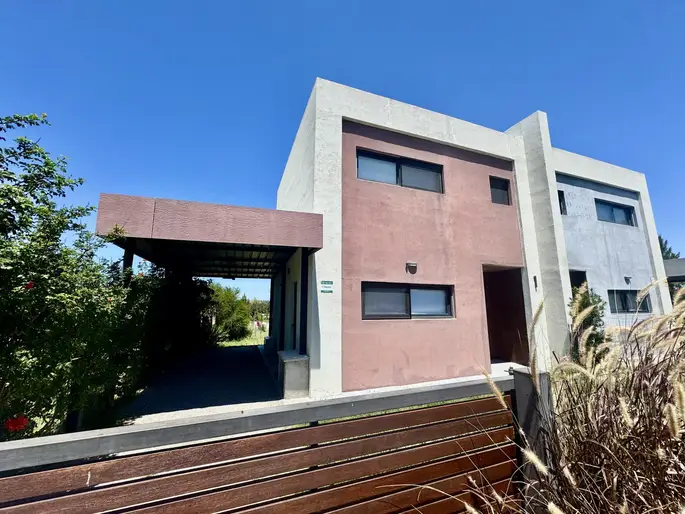 Colonia - Venta casa de 2 dormitorios con patio y cochera