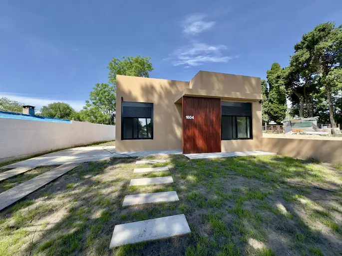 Colonia - Venta de casa de 2 dormitorios con patio a metros de la Rambla Colonia