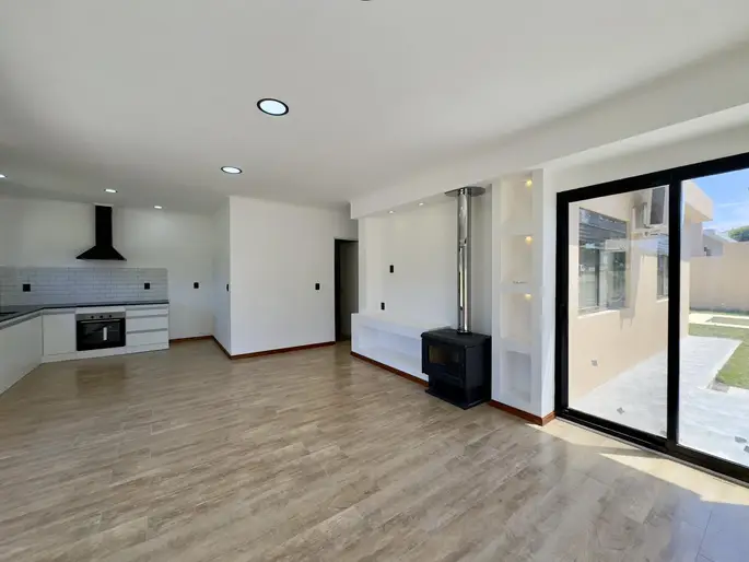 Casa en venta a ESTRENAR de 3 dormitorios, 2 baños, parrillero, piscina y cochera en Colonia