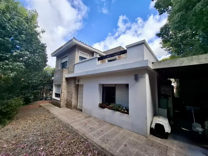 Casa en Venta de 3 dormitorios con patio a metros de Rambla Costanera en Colonia del Sacramento