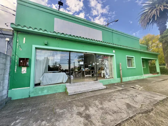 Venta de Casa con Local Comercial sobre Avenida, en Colonia del Sacramento