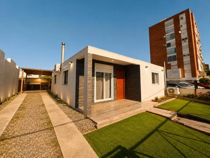 Casa en venta de 2 dormitorios con patio y cochera en céntrica en Colonia del Sacramento