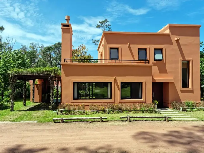 Venta Casa 2 Dormitorios con Parrillero en Barrio Privado Pinares