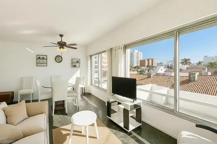 Alquiler Anual Apartamento dos dormitorios Península. Edificio Michelangelo