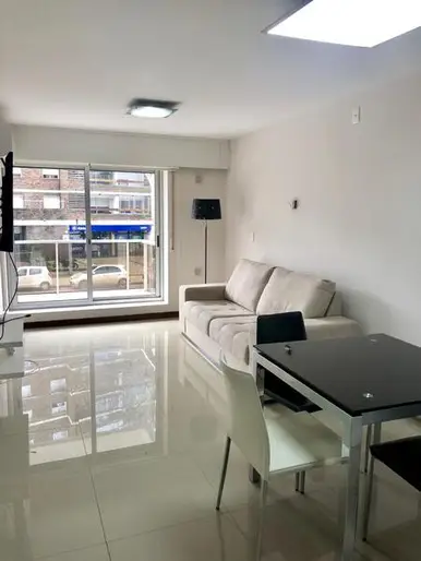 Alquiler Amoblado dos dormitorios con patio en Pocitos