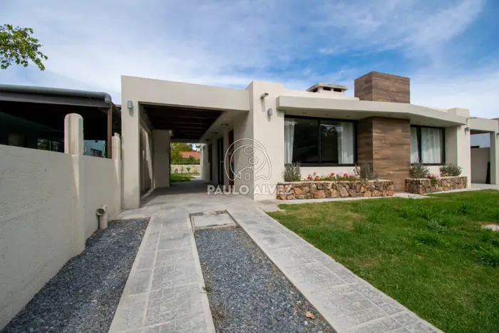 Barrio Portales- Excelente ubicacion, a metros del mar. Dos dormitorios, un baño. Parrillero.