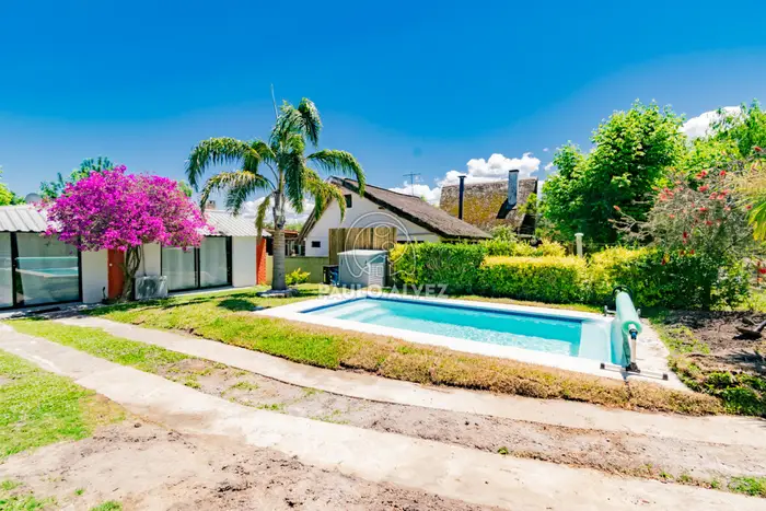 Paraiso Oculto ll, cerca del mar. Cuenta con cuatro dormitorios, dos baños. Piscina climatizada