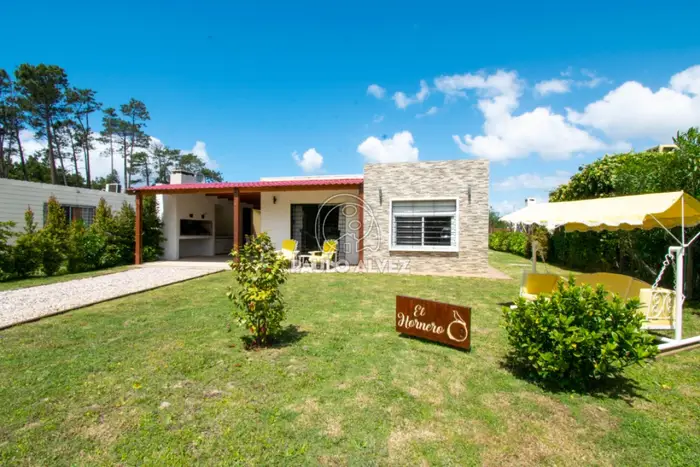 Ideal para disfrutar las vacaciones, zona tranquila, a minutos del centro del balneario y a metros del mar