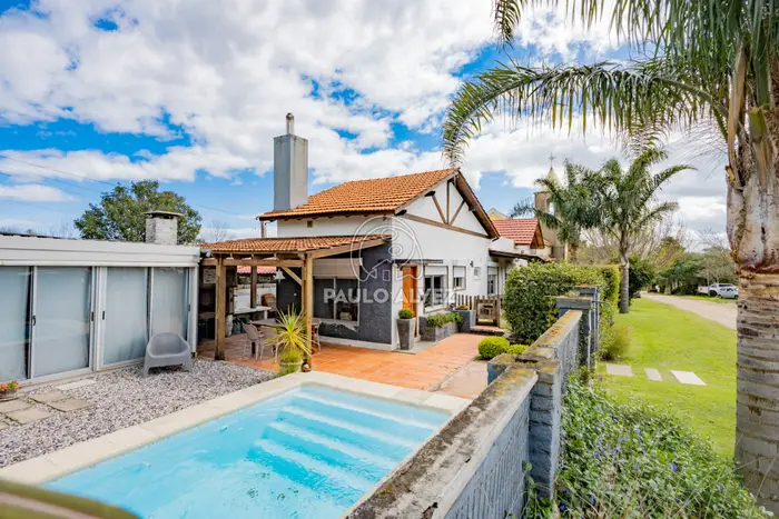 Casa en playa verde- a metros del mar con piscina climatizada. Tres dormitorios dos baños