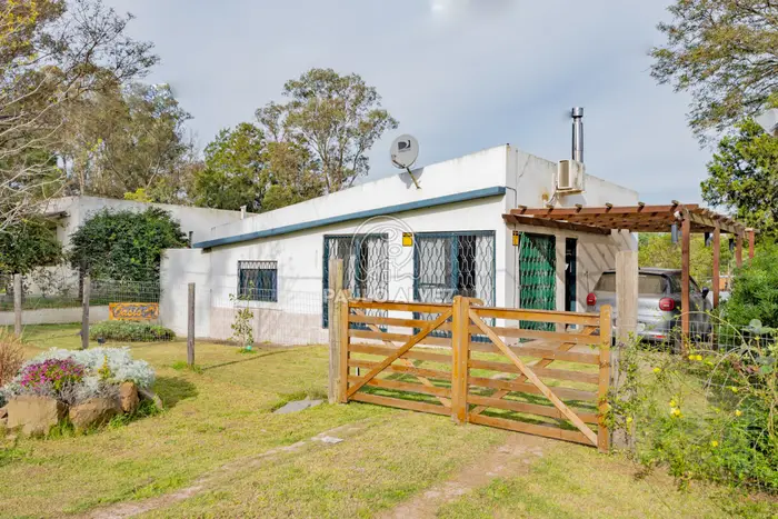 Casa en alquiler temporal en Piriapolis. A menos de 400 metros del mar, tiene todo para que descanses, piscina climatizada, parrillero.