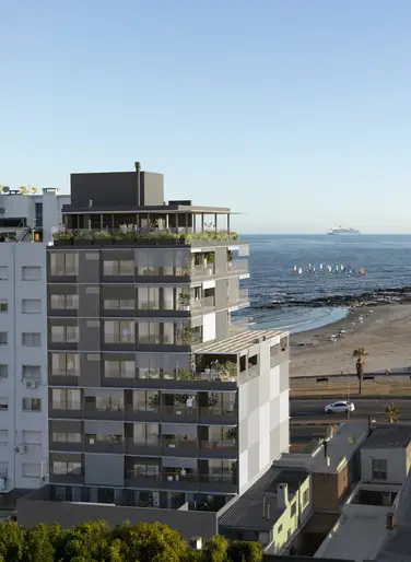 Apartamento en venta de 1 dormitorio en la Rambla de Malvín, Montevideo, con terraza. Avita Zee