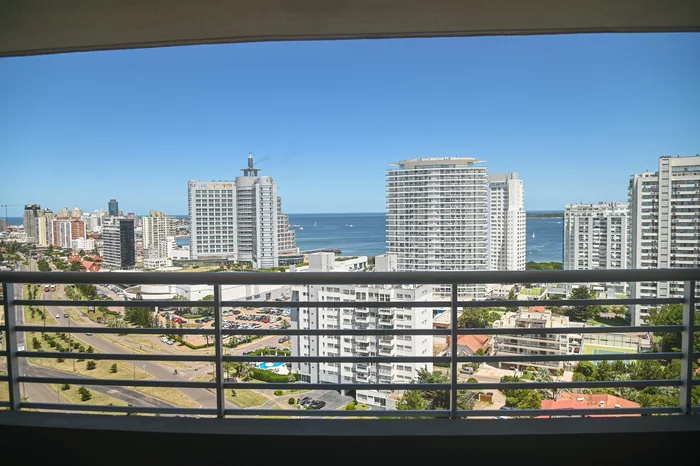 Apartamento en venta 2 dormitorios en suite + toilette. Piso alto con cochera DOBLE