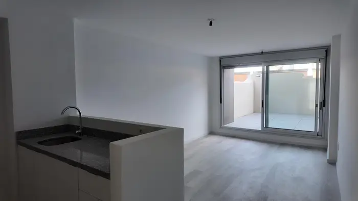 Apartamento en alquiler de 1 dormitorio con patio, zona Cordon
