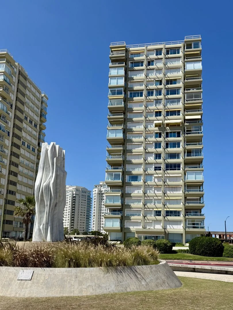 Apartamento en Playa Mansa, propiedad 256779 -Imagen 1