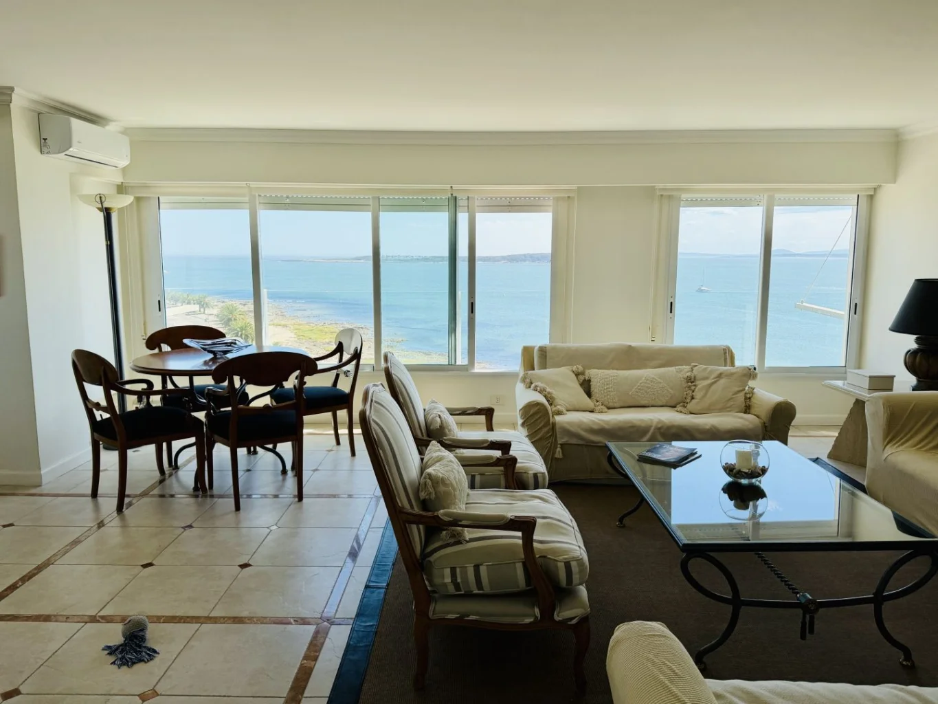 Apartamento en Playa Mansa, propiedad 256779 -Imagen 2