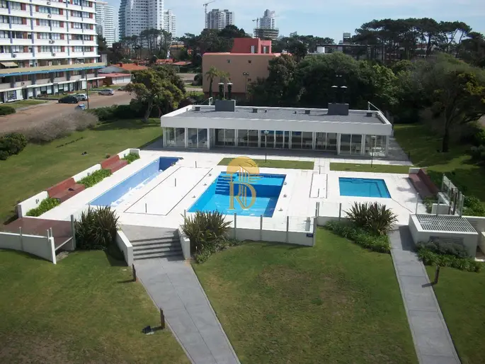 Apartamento en Playa Brava de 2 dormitorios y dependencia