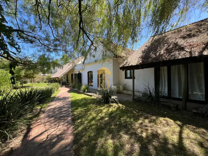 Amplia casa a la venta en Punta del Este de 6 dormitorios en el Tesoro a 200 mts de ruta 10
