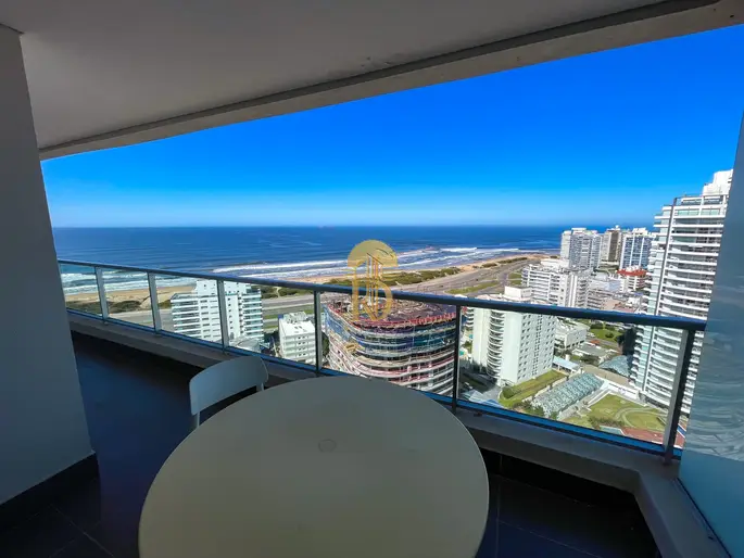 Piso alto con hermosa vista a Playa Brava!