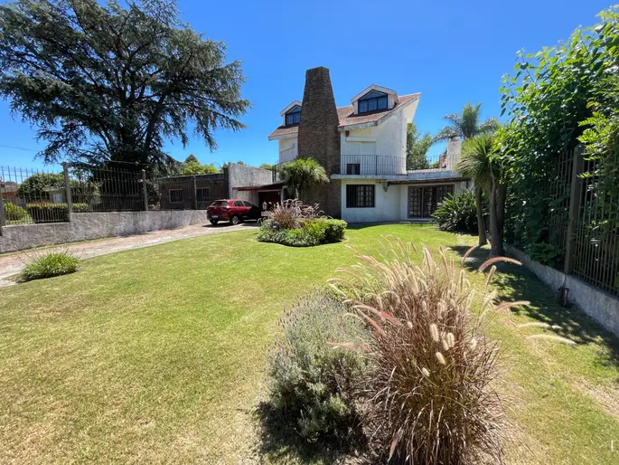 Casa muy amplia 5 dormitorios, 3 baños, con piscina y barbacoa en Carrasco Norte