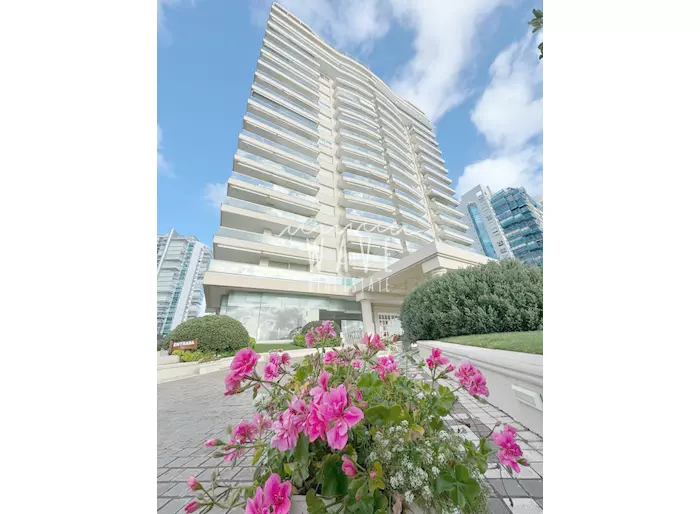 Venta y Alquiler Temporada Mansa. Primera línea de lujo. Full amenities, 3 dormitorios.