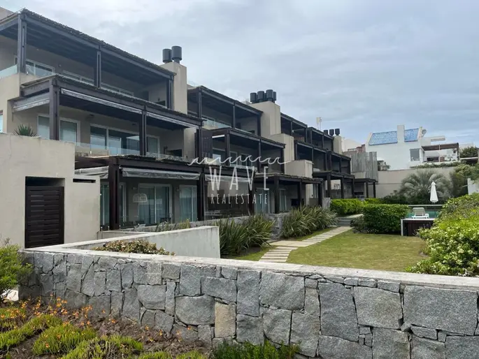Alquilar de Apartamento de 2 dormitorios en La Barra, a pasos del mar, parrillero, piscina, servicio de mucama.