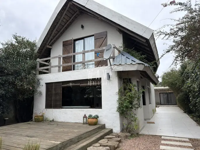 Venta de casa de 2 dormitorios en El Tesoro, La Barra, con casa de huespedes