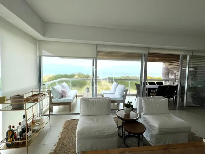 Departamento 4 dormitorios Playa Brava 1era Linea Punta del Este