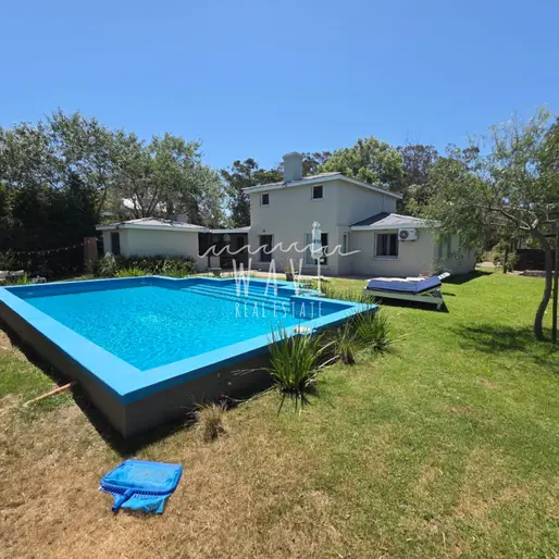 La Barra, cerca de la playa, 3 dormitorios, piscina climatizada.