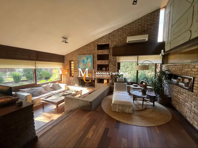 Casa en venta en Carrasco, 4 dormitorios. A 300 mts de la Rambla.