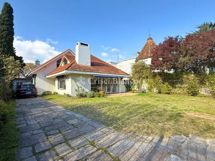 Alquiler amplia casa de 4 dormitorios + servicio en Carrasco céntrico - Ref  1885