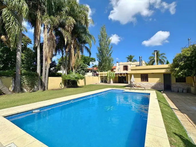 Venta casa 3 dormitorios + servicio completo con piscina - Prado - Ref 399