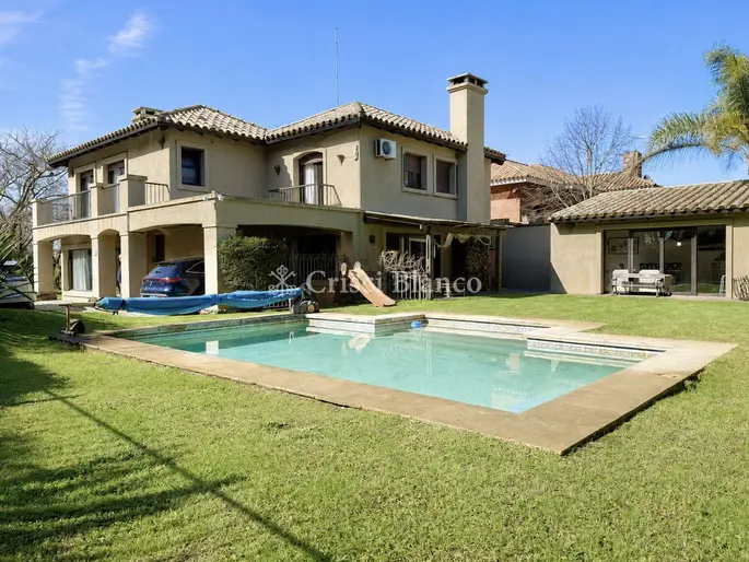 Venta Casa 4 dormitorios + servicio completo en Jardines de Carrasco - Ref 2281