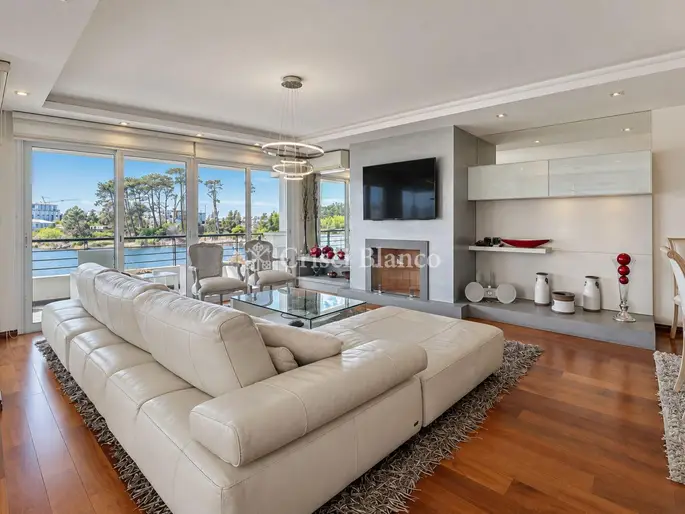 Venta divino apartamento de 3 dormitorios + servicio al Lago - Ref 2304
