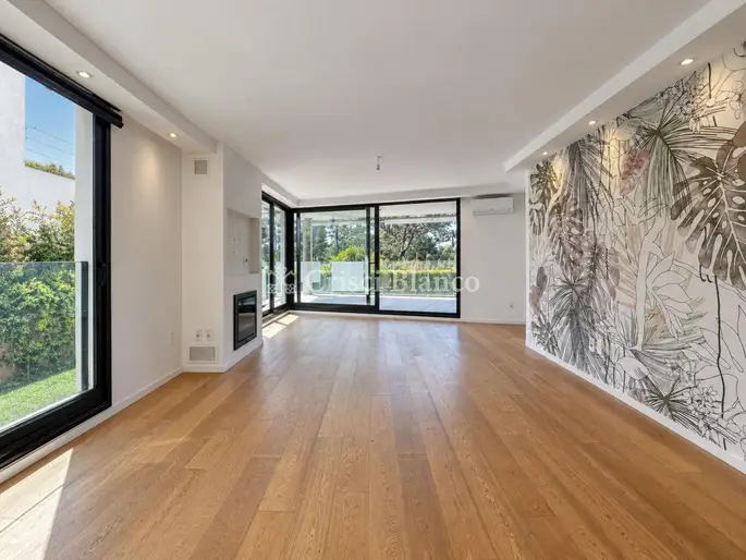 Venta exclusivo apartamento 3 dormitorios + garajes en Jardines de Carrasco - 2303