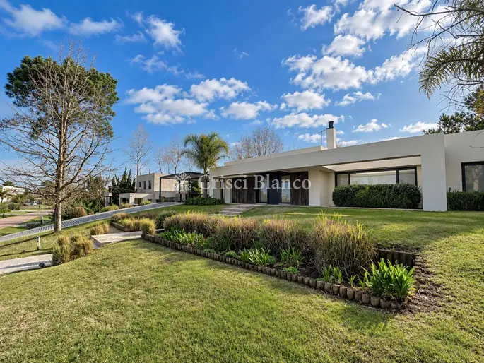 Venta espectacular casa de 4 dormitorios + servicio en Barrio privado Carmel - Ref 2276