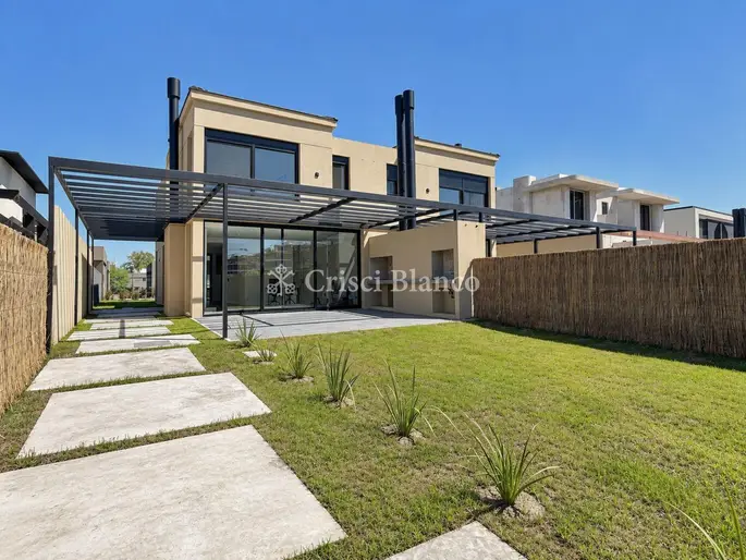 Alquiler Casa Ph 3 dormitorios en Barrio Parques II - Ref 2317