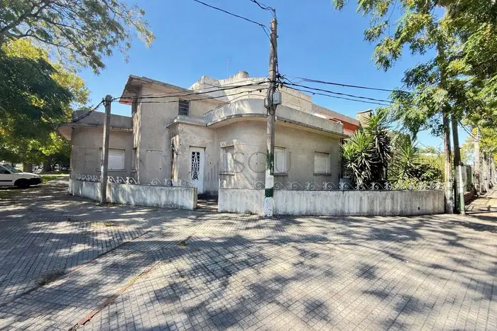 Venta casa 3 dormitorios 2 baños garaje a reciclar en Sayago