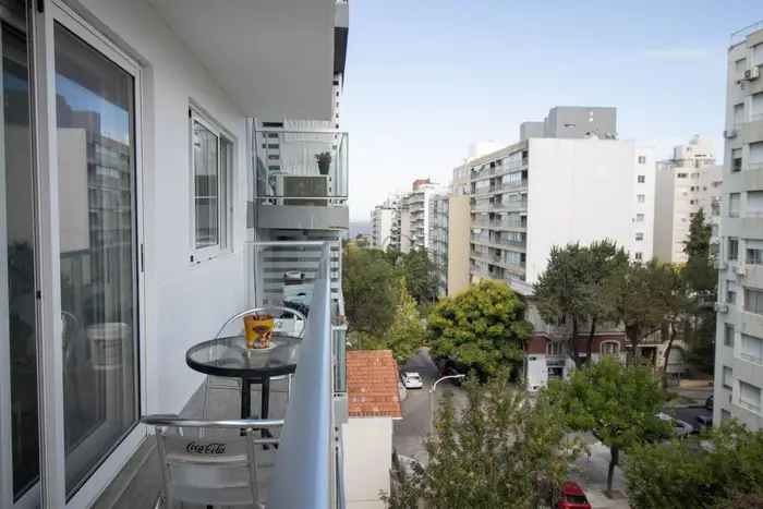 Venta Apartamento de 3 dormitorios, Servicio y Garage en Pocitos
