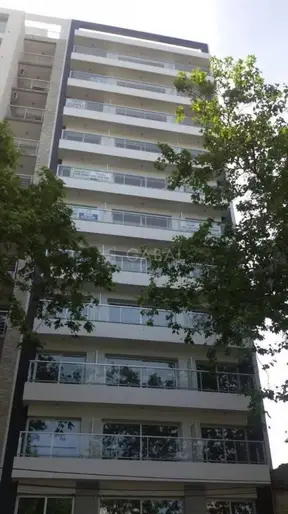 MONOAMBIENTE SOBRE AV. ITALIA CON PATIO