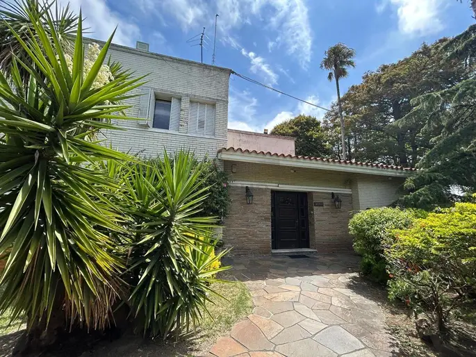 Casa en importante esquina de Carrasco ideal Oficinas